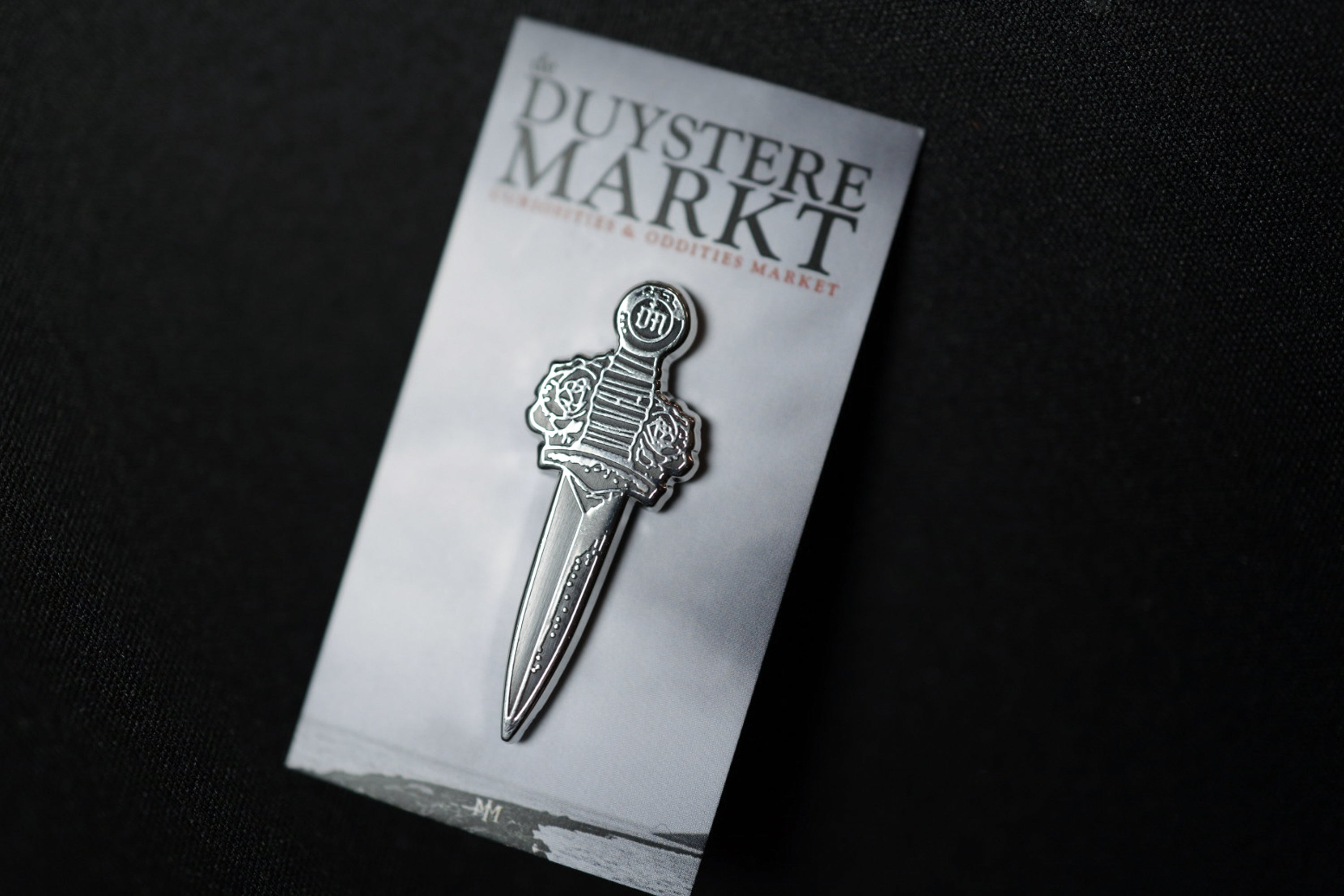 04. Dagger Pin – De Duystere Shop